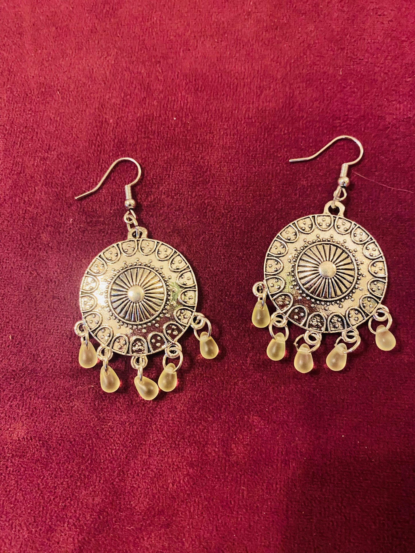 Round earrings with UG beads