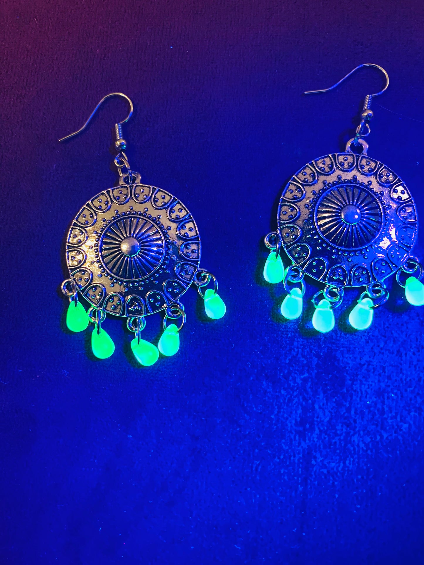 Round earrings with UG beads